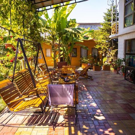 Гостевой Дом У Левы Hotell Gagra Exteriör bild