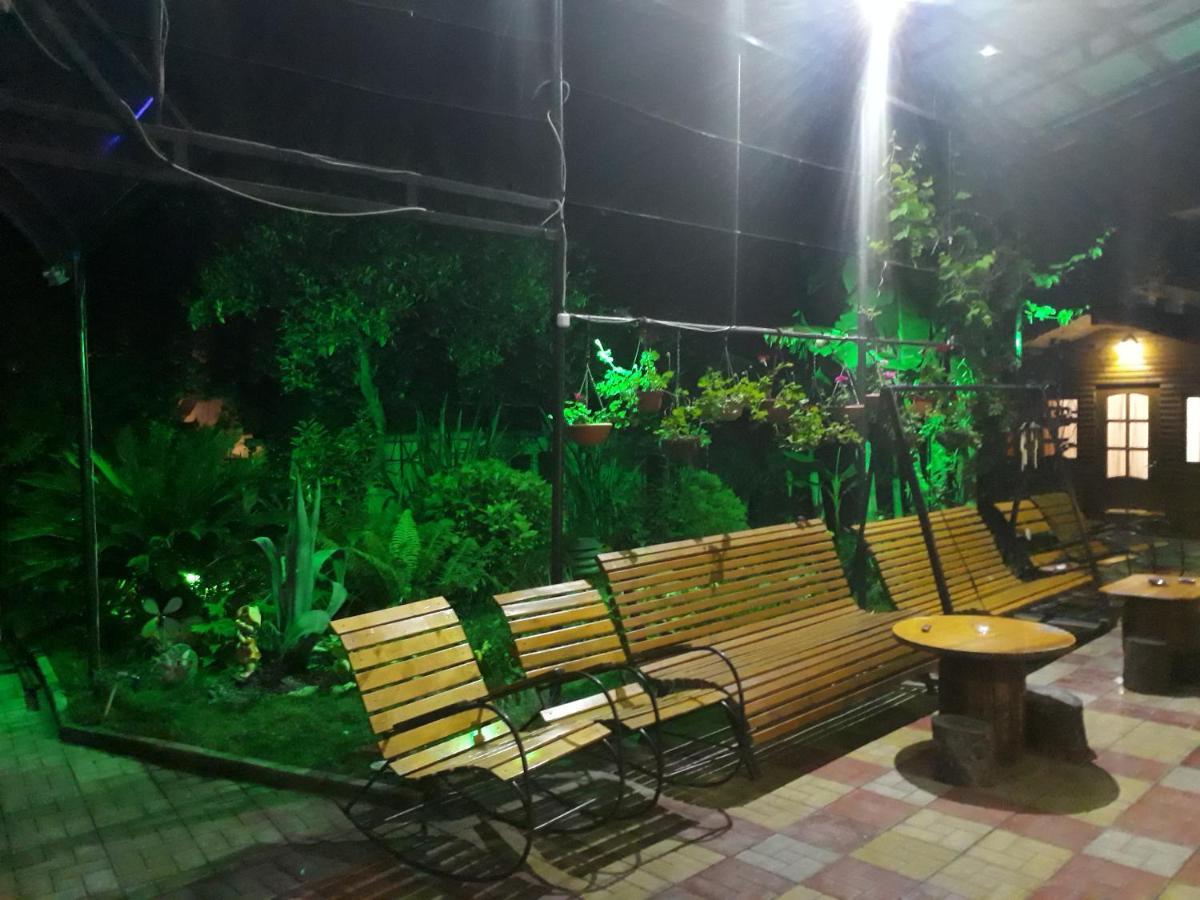 Гостевой Дом У Левы Hotell Gagra Exteriör bild