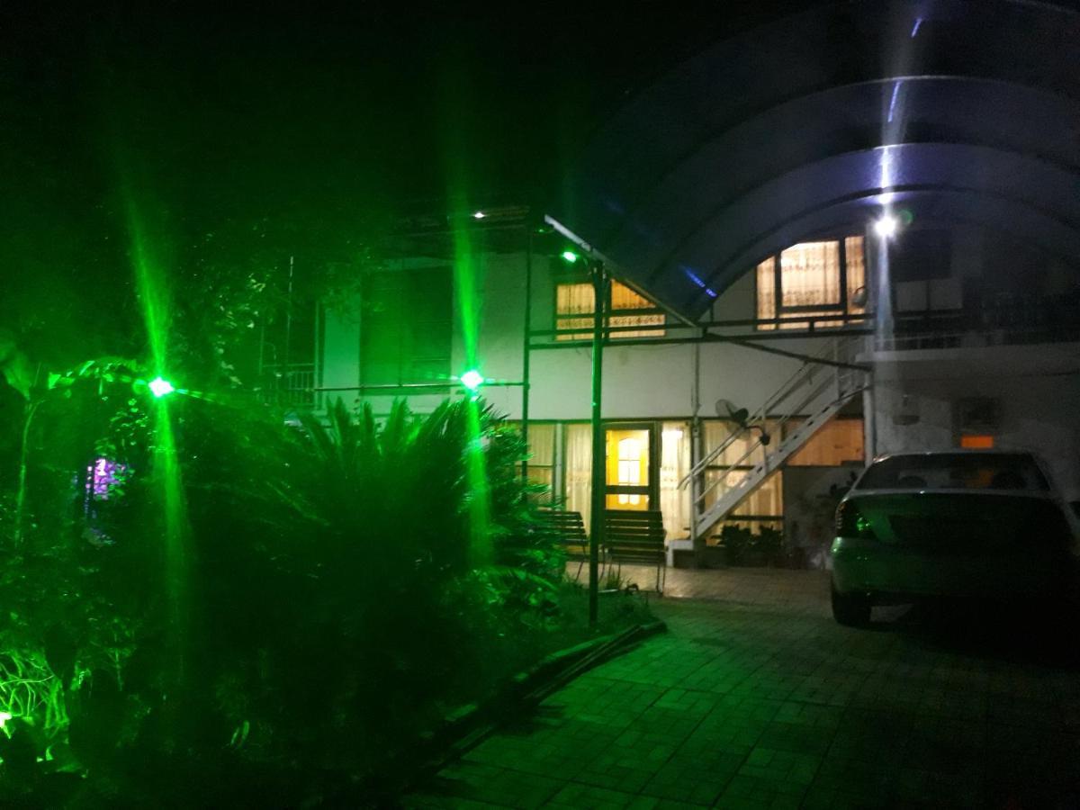 Гостевой Дом У Левы Hotell Gagra Exteriör bild