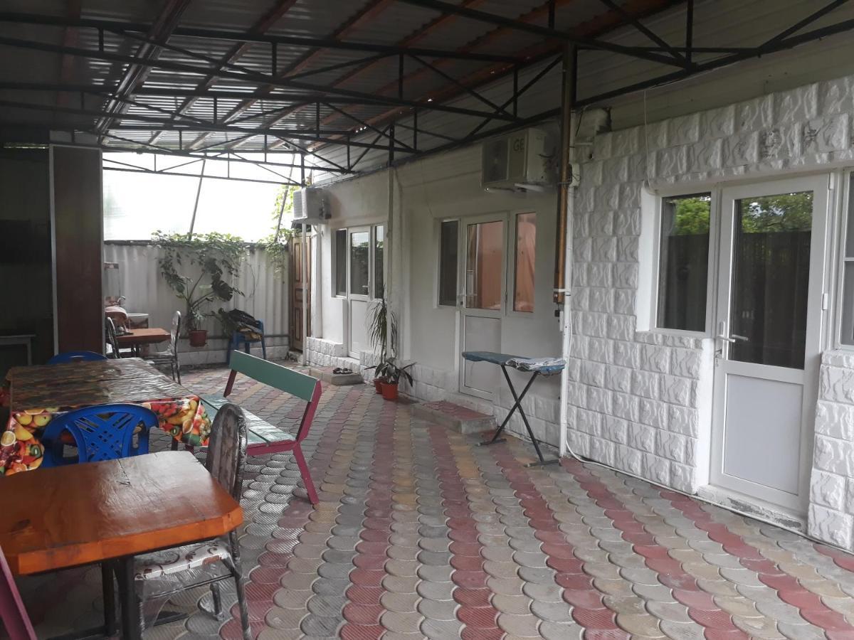 Гостевой Дом У Левы Hotell Gagra Exteriör bild
