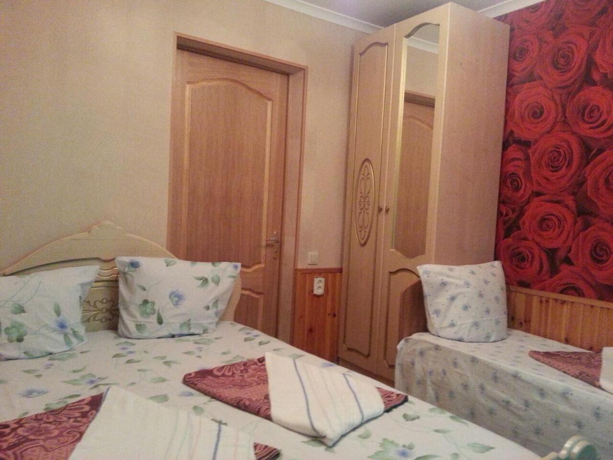 Гостевой Дом У Левы Hotell Gagra Exteriör bild