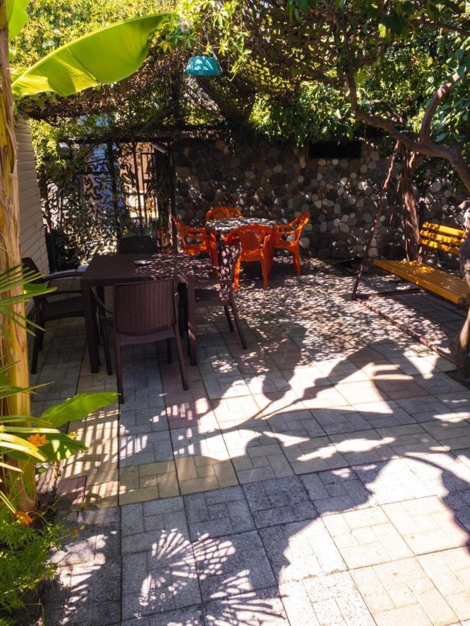 Гостевой Дом У Левы Hotell Gagra Exteriör bild