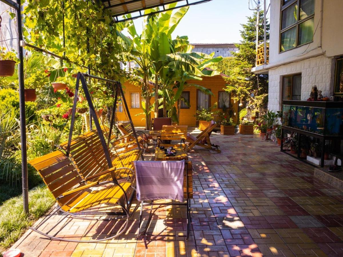 Гостевой Дом У Левы Hotell Gagra Exteriör bild