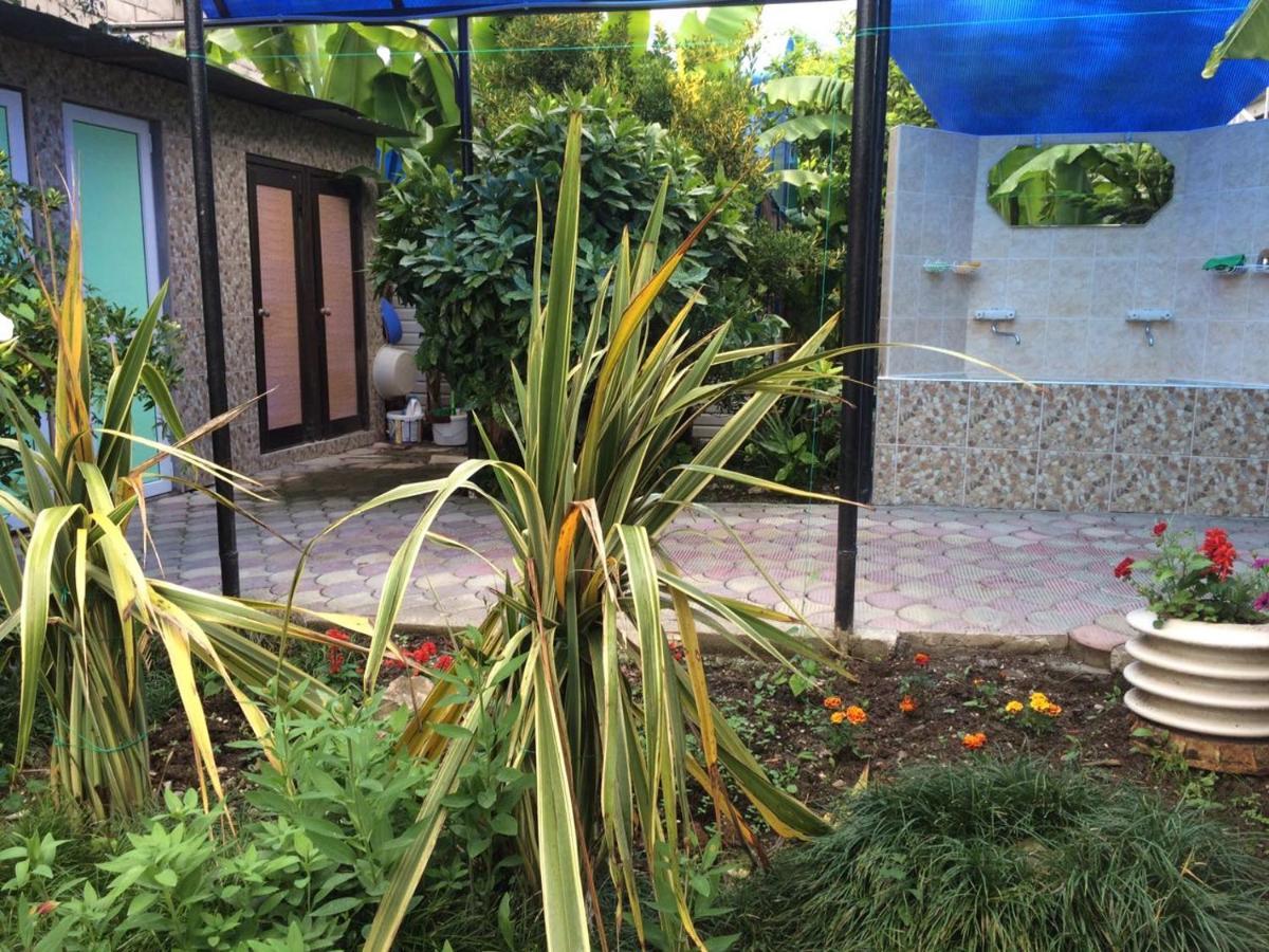 Гостевой Дом У Левы Hotell Gagra Exteriör bild