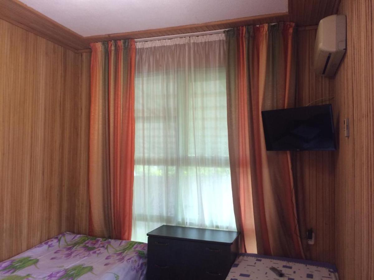 Гостевой Дом У Левы Hotell Gagra Exteriör bild