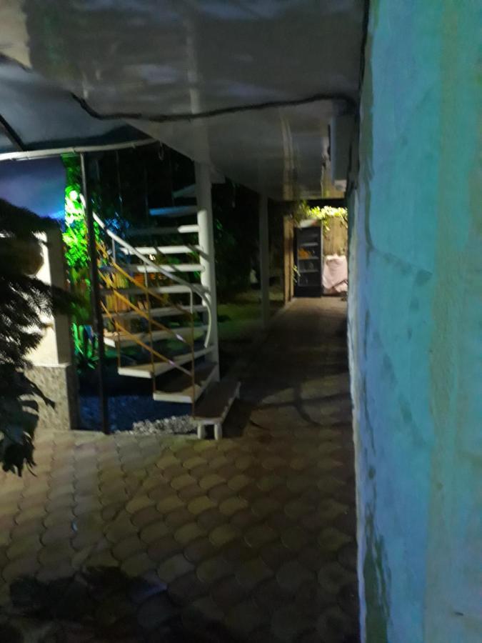 Гостевой Дом У Левы Hotell Gagra Exteriör bild
