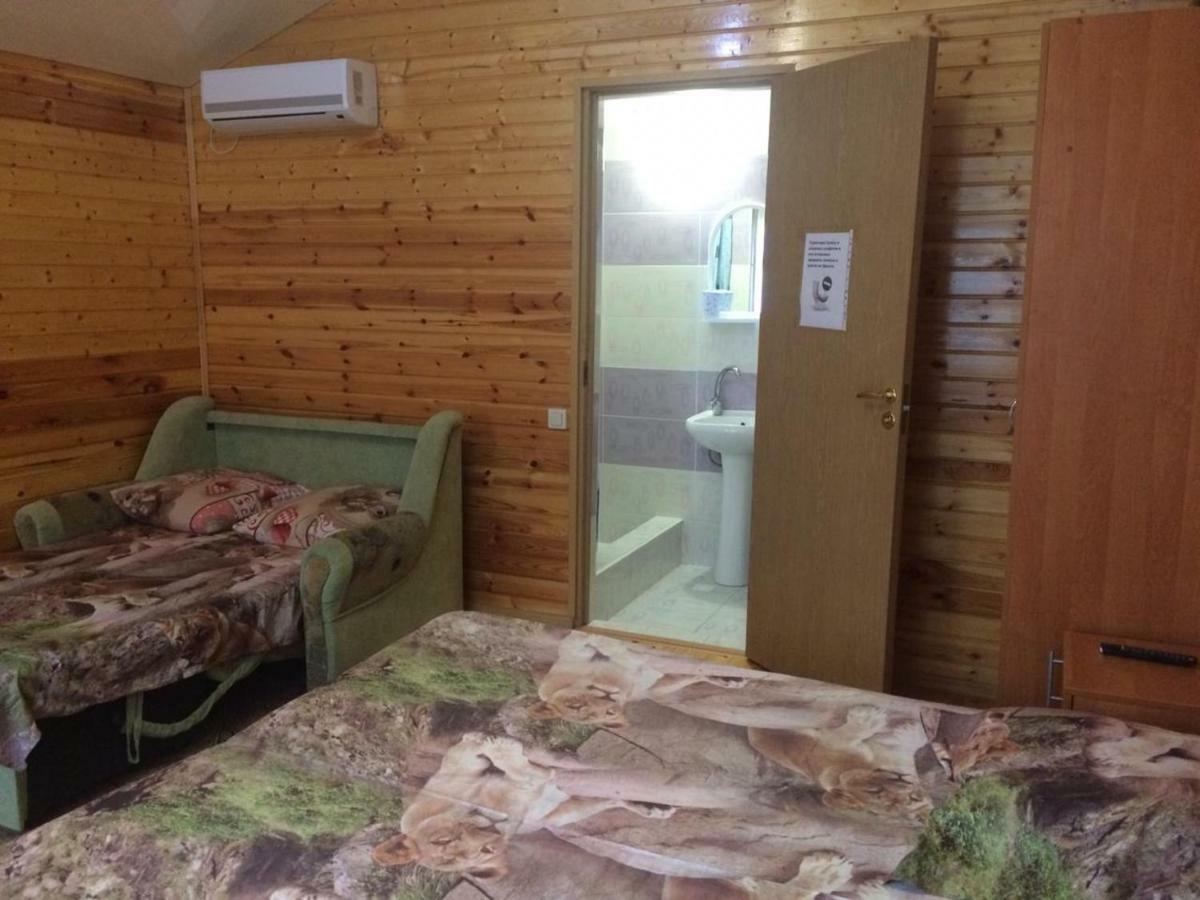 Гостевой Дом У Левы Hotell Gagra Exteriör bild