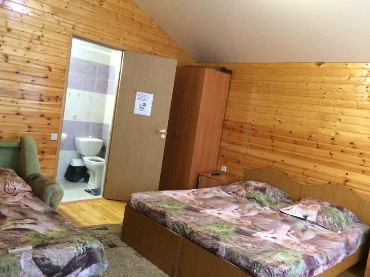 Гостевой Дом У Левы Hotell Gagra Exteriör bild