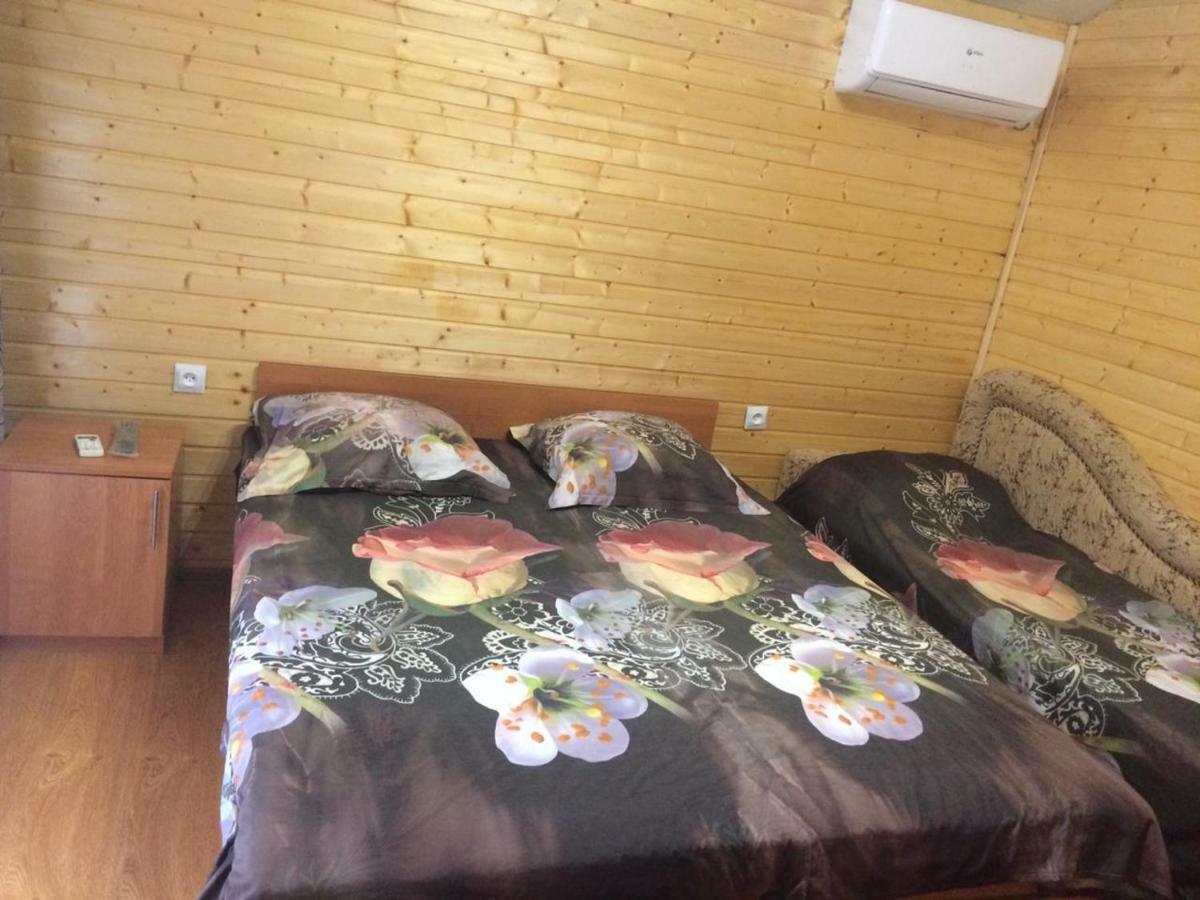 Гостевой Дом У Левы Hotell Gagra Exteriör bild
