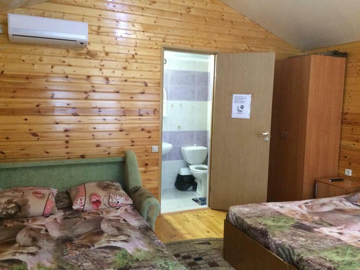 Гостевой Дом У Левы Hotell Gagra Exteriör bild