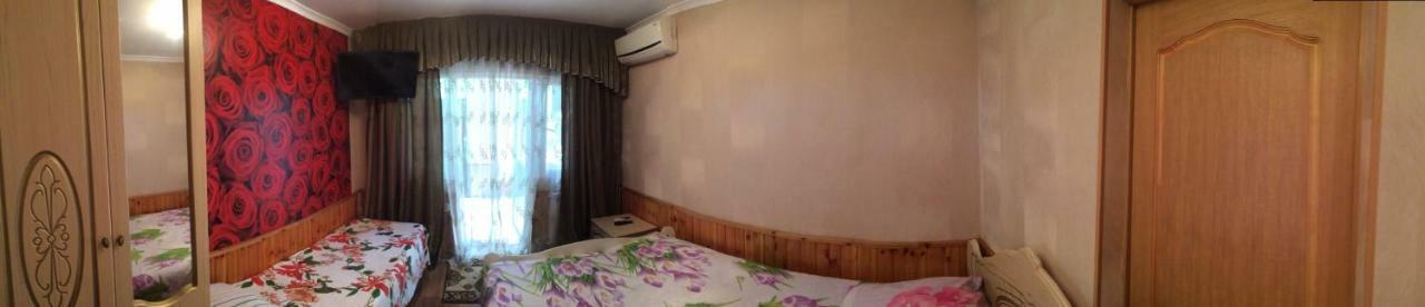 Гостевой Дом У Левы Hotell Gagra Exteriör bild