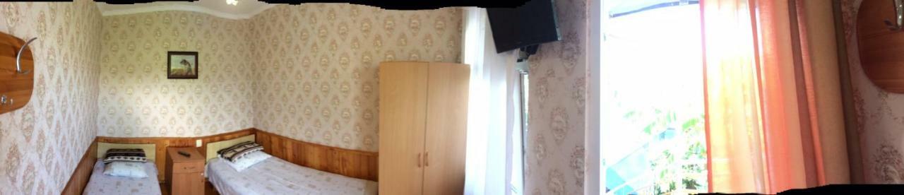 Гостевой Дом У Левы Hotell Gagra Exteriör bild